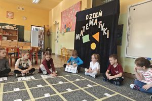 Dzieci uczestniczą w zabawie matematycznej.