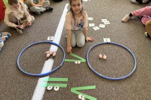 Dzieci rozpoznaja znaki matematyczne.