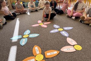 Dzieci dodają i odejmują z zakresie 10.