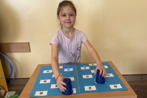 Dzieci rozpoznają poznane cyfry.