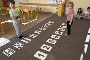 Dzieci biorą udział w matematycznej grze ruchowej.