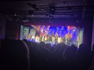 Aktorzy występujący w sztuce teatralnej.