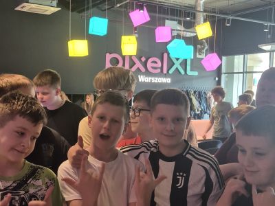 Uczniowie w studiu rozrywki Pixel XL.