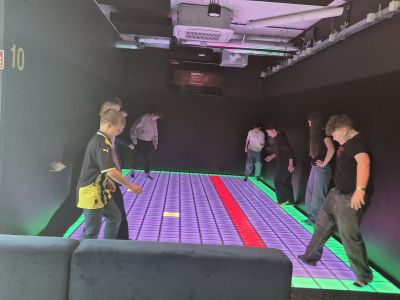 Uczniowie korzystają z mat interaktywnych.