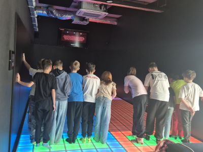 Uczniowie przygotowują się do gry na matach interaktywnych.