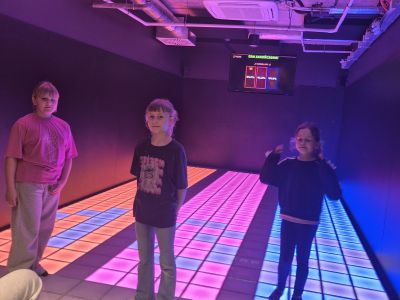 Uczennice klasy czwartej podczas gry na matach interaktywnych.