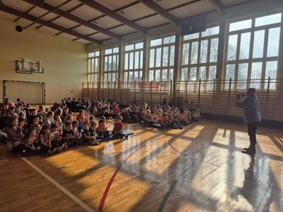 Uczniowie naszej szkoły słuchają pogadanki prowadzącego.