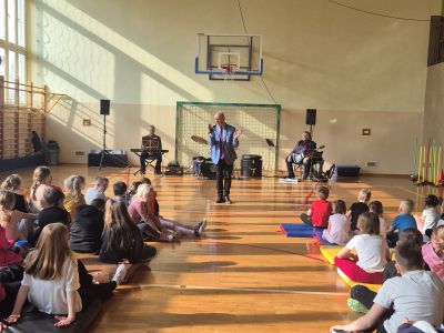 Prowadzący prowadzi z uczniami pogadankę na tematy związane z muzyką.