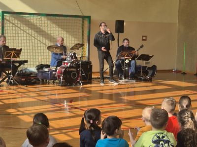 Artysta z zespołu Limbos śpiewa piosenkę.