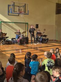 Uczniowie słuchają koncertu zespołu Limbos.