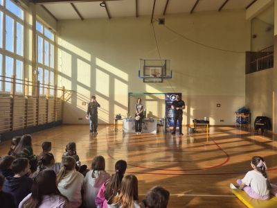 Wybrani uczniowie naszej szkoły uczestniczą w eksperymencie z helem.