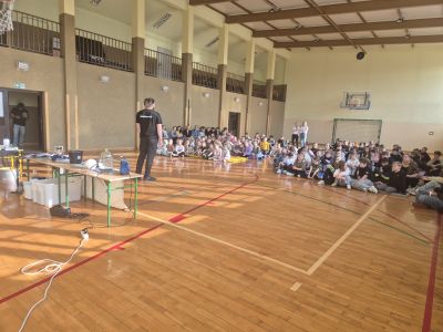 Społeczność szkolna ogląda pokazy fizyczno – chemiczne.