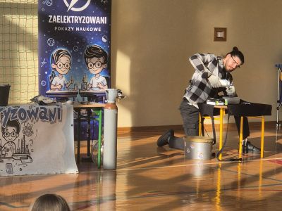 Prowadzący pokazuje jeden z eksperymentów.