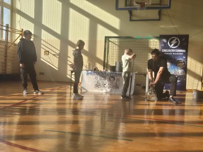 Uczniowie klas młodszych uczestniczą w eksperymencie.