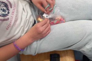 Dzieci biorą udział w akcji charytatywnej.