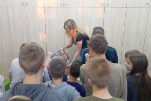 Wręczanie paczek potrzebującym dzieciom.