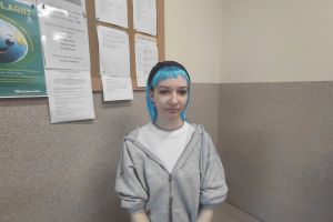 Prezentacja szalonych fryzur przez dzieci.