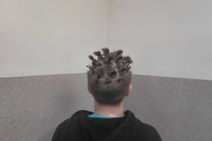 Uczniowie prezentują swoje kreatywne fryzury.