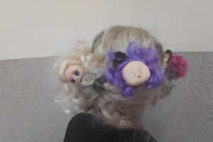 Uczniowie pokazują kreatywne fryzury.