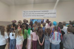 Uczniowie w szalonych fryzurach na wspólnym zdjęciu.