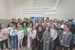 Uczniowie w szalonych uczesaniach pozują do zdjęcia.