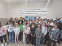 Uczniowie na wspólnym zdjęciu podczas dnia szalonej fruzury.