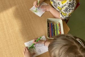 Dzieci kolorują kolorowankę.