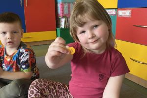 Dzieci realizują zadanie projektowe.