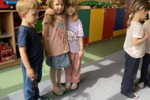 Dzieci uczestniczą w zabawie ruchowej z szarfami.