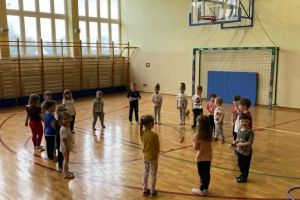 Dzieci mają rozgrzewkę w kole.