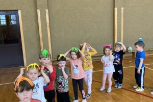 Dzieci wykonują ćwiczenia gimnastyczne.