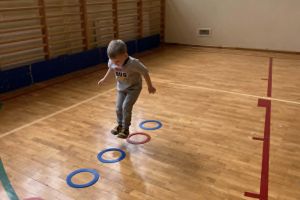 Dzieci skaczą do obręczy.