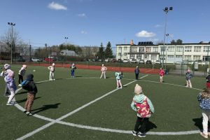 Dzieci ćwiczą na dworze.