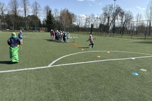 Przedszkolaki pokonują tor przeszkód.