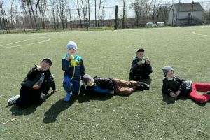 Dzieci z medalami otrzymanymi podczas Dzień Sportu.