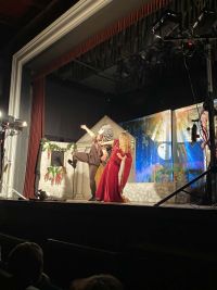 Aktorzy na scenie podczas przedstawienia.