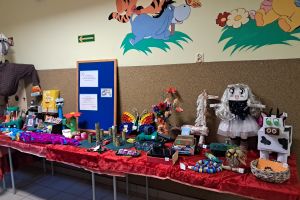 Wystawa prac z recyklingu.