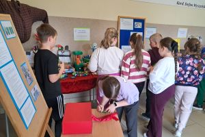 Głosowanie na pracę przez uczniów.