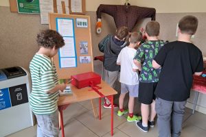 Uczniowie wybierają najciekawszą pracę.