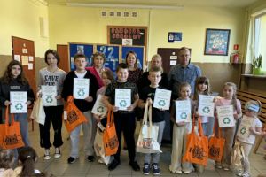 Laureaci odbierają nagrody.