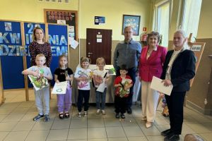 Dzieci z otrzymanymi nagrodami.