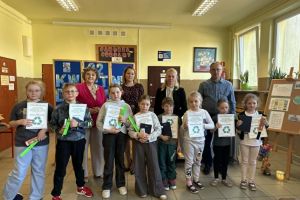 Uczniowie odbierają nagrody w konkursie.