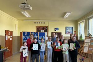 Uczniowie z nagrodami.