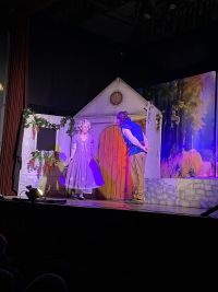 Artyści na scenie teatru.