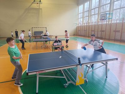 Uczniowie podczas rozgrywek w tenisa stołowego.