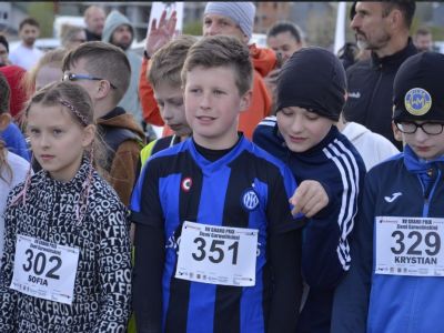 Uczniowie klasy piątej przygotowują się do biegu.