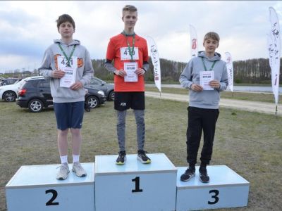 Uczniowie starszej kategorii wiekowej na podium.