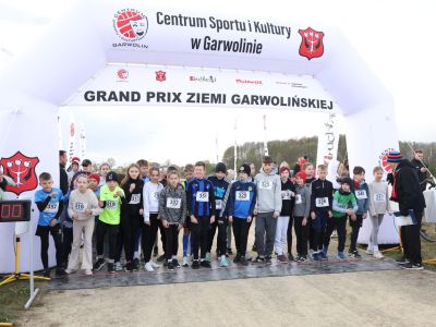 Uczestnicy biegu z młodszej kategorii wiekowej.