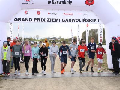 Uczestnicy biegu ze starszej kategorii wiekowej.