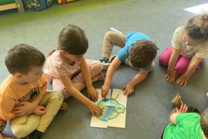 Przedszkolaki układają puzzle.